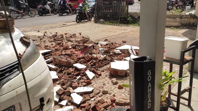 Jalur Cipanas menuju Cianjur terputus akibat longsor usai gempa magnitudo 5,6 terjadi di Kabupaten Cianjur, Jawa Barat, Senin (21/11).