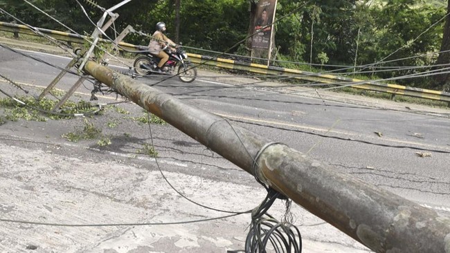 Polisi mengalihkan arus lalu lintas di Puncak yang terputus akibat tanah longsor di Cugenang, Kabupaten Cianjur, usai diguncang gempa.