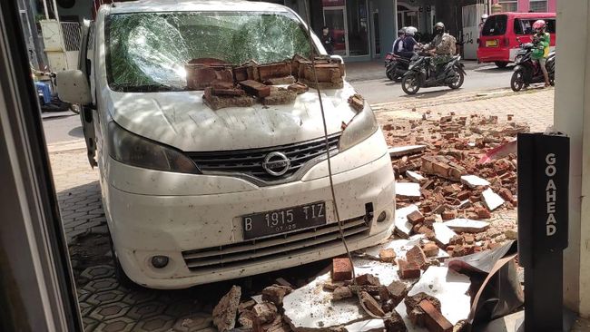 Gempa di Cianjur berkekuatan magnitudo 5,6 terjadi hari ini. BMKG menyebut ini gempa tektonik karena sesar mandiri.