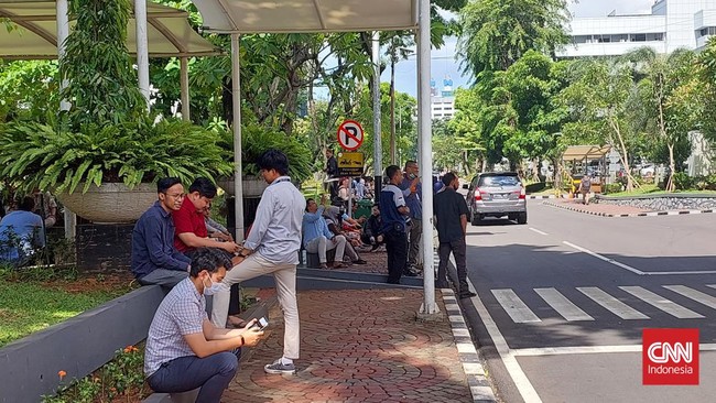 Puluhan pegawai di kompleks DPR RI, Jakarta Pusat, mendadak keluar gedung usai merasakan gempa yang berpusat di Cianjur, Jawa Barat.