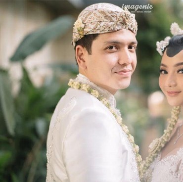 8 Foto Haru Pernikahan Rendi Jhon & Glenca Chysara Pasca Kepergian Ibunda