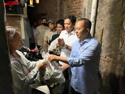 Habiburokhman Blusukan dan Bagi-bagi Sembako di Jakarta Timur