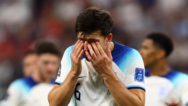 Pemain berusia 29 tahun itu tak henti menjadi korban cemoohan para fan di pinggir lapangan. Maguire diminta cetak gol bunuh diri demi kemenangan AS.