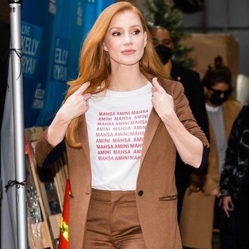 img-title Aktris Jessica Chastain Kenakan Kaos Bertuliskan Mahsa Amini, Tunjukkan Dukungan untuk Perempuan di Iran