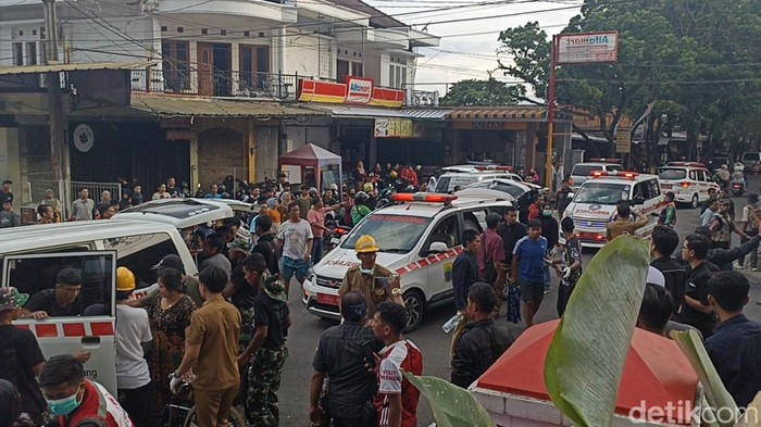 Korban gempa bumi Cianjur dirawat di jalan masuk RSUD, tepatnya di atas aspal beralaskan terpal
