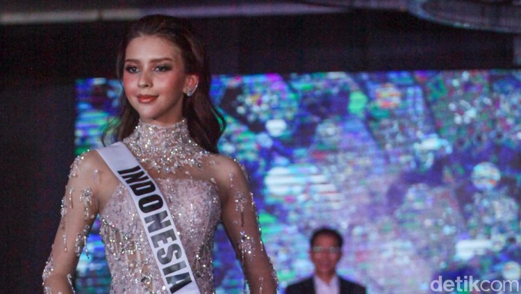 Puteri Indonesia Lingkungan 2022 Cindy May McGuire memperagakan sejumlah kostum di Jakarta, Senin (21/11/2022) untuk ajang Miss International 2022 yang digelar di Jepang. Ada 4 rancangan kostum yang diperagakan Cindy.