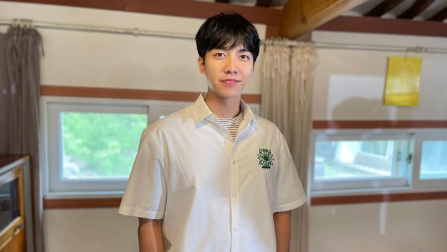 Lee Seung-gi resmi menggugat direktur, mantan direktur, dan CEO Hook Entertainment pada Kamis (22/12).