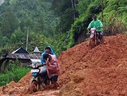 Longsor Terjang Jalan Trans Sulawesi di Toraja, Akses ke Mamasa Lumpuh Total