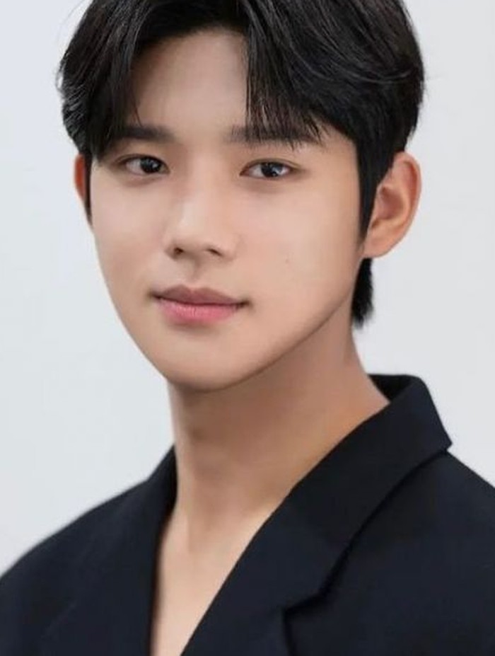 Memiliki tinggi 188 cm, Moon Sang Min mengawali karier sebagai model. Ia pernah ikut runway Sewing Boundaries Collection F/W 2018, Beauties./ foto: instagram.com/_sangmxn_