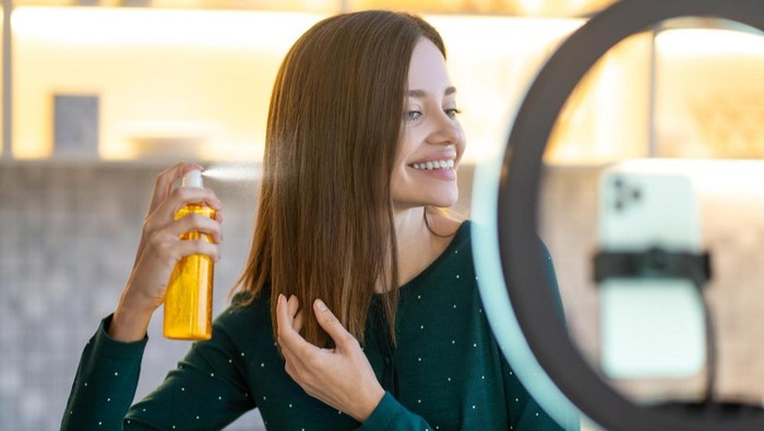 img-title Tips Pakai Dry Shampoo, Catat yang Boleh dan Tidak Boleh Dilakukan Biar Tampilan Rambut Bisa Prima!