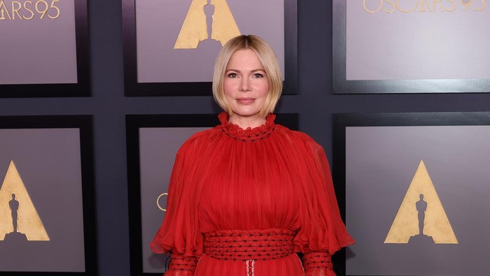 LOS ANGELES, CALIFORNIA - NOVEMBER 19: Michelle Williams attends the Academy of Motion Picture Arts and Sciences 13th Governors Awards at Fairmont Century Plaza on November 19, 2022 in Los Angeles, California. (Photo by Emma McIntyre/WireImage)