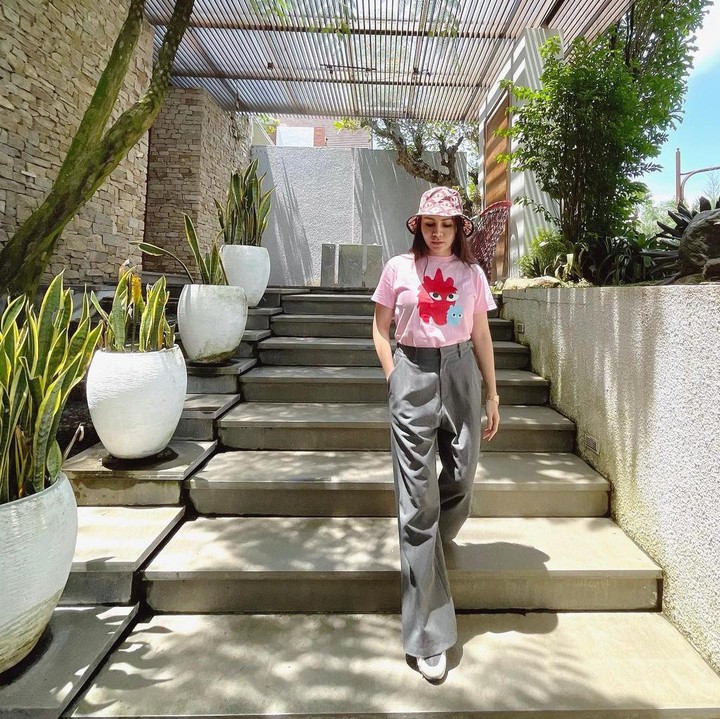 <p>Lewat media sosial, Momo Geisha kerap mengunggah potret OOTD dengan gaya kasual yang sangat kekinian, nih. (Foto: Instagram @therealmomogeisha)</p>
