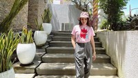 <p>Lewat media sosial, Momo Geisha kerap mengunggah potret OOTD dengan gaya kasual yang sangat kekinian, nih. (Foto: Instagram @therealmomogeisha)</p>