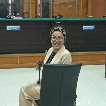 Nikita Mirzani Nangis di Sidang, Ada Apa?