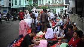 Korban Gempa Cianjur Penuhi Halaman RS, Ambulans Mondar-Mandir