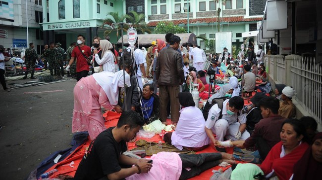 Rumah Sakit Umum Daerah (RSUD) Sayang Cianjur dipenuhi oleh para korban gempa bumi yang mengguncang pada Senin (21/11) siang.