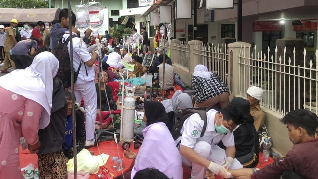 Badan Nasional Penanggulangan Bencana (BNPB) menyatakan RSUD Cianjur membutuhkan dokter spesialis tulang lantaran banyak korban gempa yang patah.
