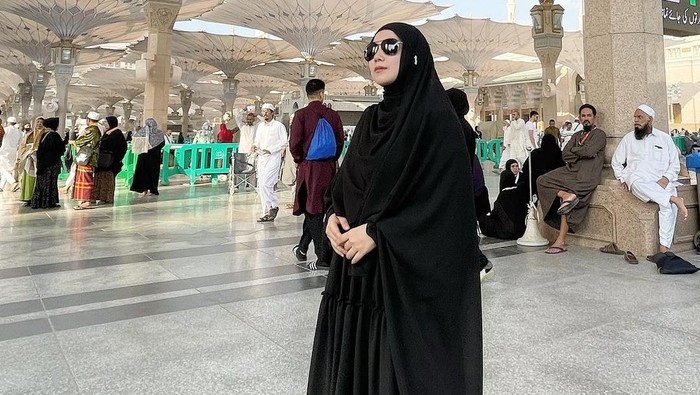 Pesan Puput Melati untuk Orang Tua yang Ragu Umrah Bawa Anak