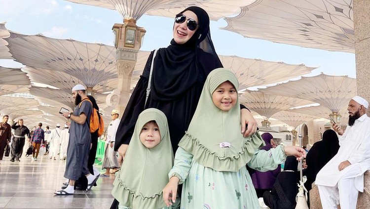 Pesan Puput Melati untuk Orang Tua yang Ragu Umrah Bawa Anak Pesan Puput Melati untuk Orang Tua yang Ragu Umrah Bawa Anak