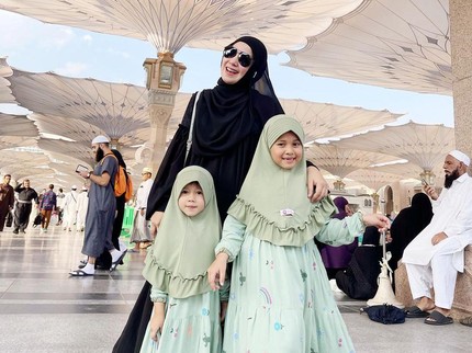 Tak Perlu Takut, Ini Pesan Puput Melati untuk Ortu yang Ragu Umrah Bawa Anak