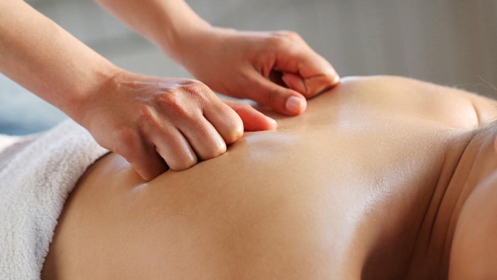 Pijat Punggung dengan Cara 'Diinjak-Injak', Aman Tidak Sih? Begini Penjelasannya