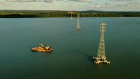 PLN Operasikan SUTT 150 kV Lintasi Selat Sebuku di Kalsel
