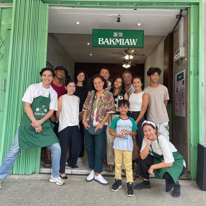 <p>Selain Widi Mulia, difoto ini juga tampak kehadiran Mira Lesmana yang datang saat pembukaan kedai bakmi Sherina. Widi menuliskan kesannya usai mencicipi bakmi di kedai milik Sherina dan Baskara. (Foto: Instagram: @widimulia)</p>