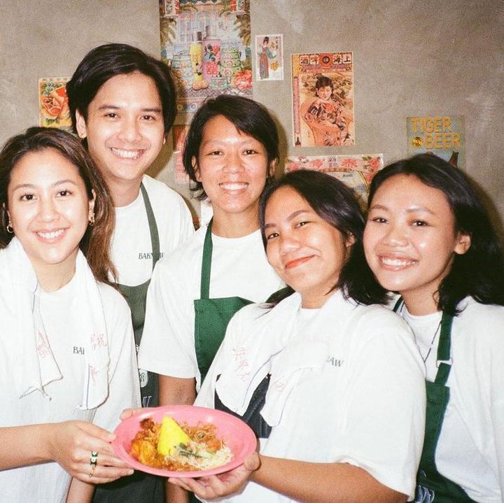 <p>Kesibukkan baru Sherina terlihat di akun Instagram sang suami, Baskara. Suami Sherina memperlihatkan momen saat mereka mempersiapkan pembukaan kedai baru mereka, salah satunya menata dekorasi. (Foto: Instagram: @baskaramahendra)</p>