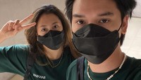 <p>Penyanyi cantik Sherina Munaf sudah lama tak terdengar kabarnya. Ternyata, kini ia dan suami, Baskara Mahendra, tengah berjualan bakmi, Bunda. (Foto: Instagram: @baskaramahendra)</p>
