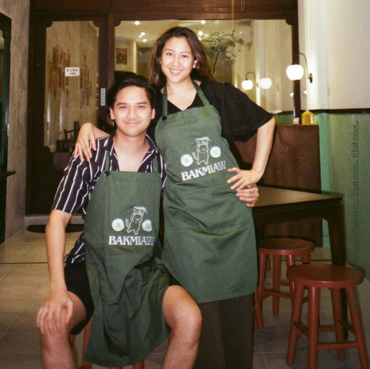 <p>Penyanyi cantik Sherina Munaf sudah lama tak terdengar kabarnya. Ternyata, kini ia dan suami, Baskara Mahendra, baru saja membuka kedai bakmi di kawasan Melawai, Jakarta Selatan, Bunda. (Foto: Instagram: @baskaramahendra)</p>