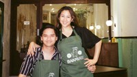 <p>Penyanyi cantik Sherina Munaf sudah lama tak terdengar kabarnya. Ternyata, kini ia dan suami, Baskara Mahendra, baru saja membuka kedai bakmi di kawasan Melawai, Jakarta Selatan, Bunda. (Foto: Instagram: @baskaramahendra)</p>