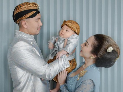7 Potret Tedak Siten Baby Issa Anak Nikita Willy di Usia 7 Bulan, Bikin Gemas