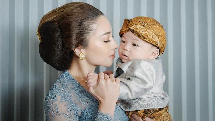 Potret Tedak Siten Baby Issa