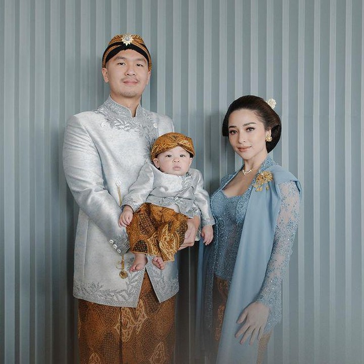 <p>Issa mengenakan pakaian adat jawa dan blangkon yang senada dengan sang Ayah. Sementara itu, Nikita mengenakan kebaya tradisional berwarna biru sapphire. (Foto: Instagram: @thepotomoto)</p>