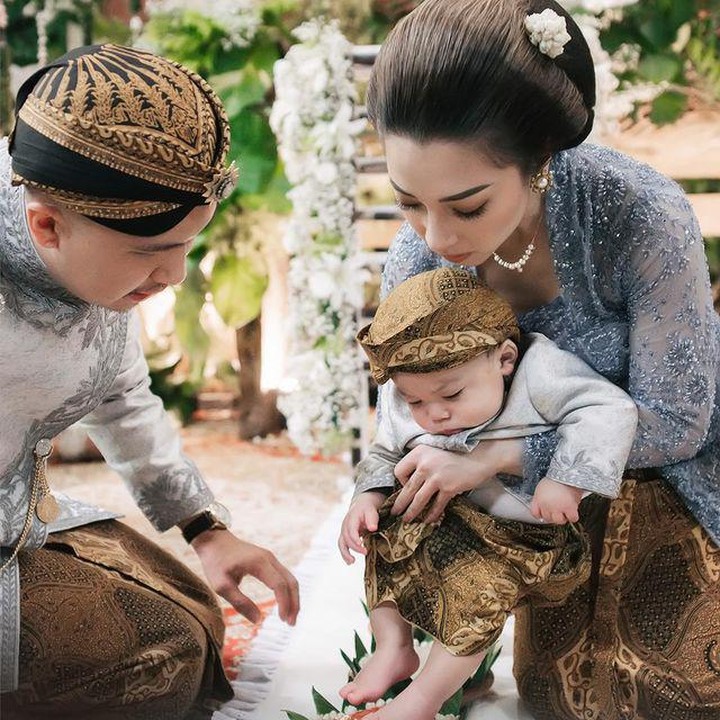 <p>Tedak siten sendiri merupakan tradisi menginjakkan atau menapakkan kaki ke tanah bagi seorang anak. Tujuannya adalah agar anak tumbuh dan berkembang menjadi sosok yang sukses. (Foto: Instagram: @thepotomoto)</p>
