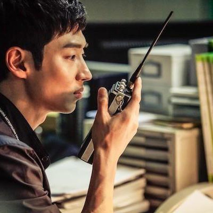 Potret walkie-talkie Le Je Hoon di drama Signal