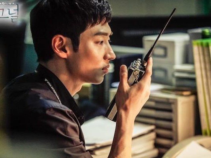 Portret walkie-talkie Le Je Hoon di drama Signal