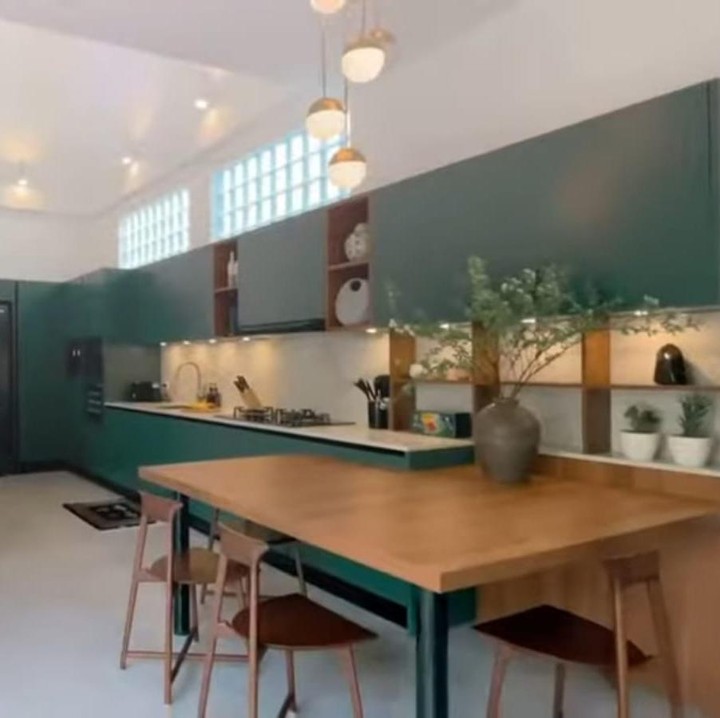 <p>Jadi salah satu tempat favoritnya, Raisa menginginkan desain dapur yang terbaik. Dapurnya ini juga didominasi oleh warna hijau, aksen kayu, dan marmer. (Foto: Instagram@raisa6690)</p>