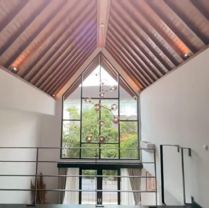 <p>Dekorasi rumah pasangan artis ini sangat unik, tetapi tetap memberikan kesan <em>aesthetic</em> dan tampak nyaman sekali jadi tempat tinggal, ya, Bunda. (Foto: Instagram@raisa6690)</p>