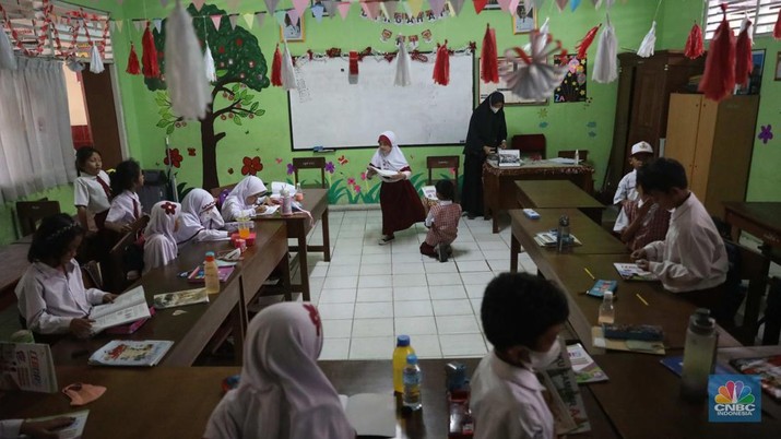 Sejumlah siswa mengikuti kegiatan belajar mengajar di SDN Pondok Cina 1, Depok, Jawa Barat, Senin (21/11/2022). Kegiatan belajar mengajar (KBM) di sekolah tersebut sudah satu minggu berlangsung tanpa guru dan digantikan oleh relawan atau wali murid, disebabkan protes terkait relokasi sekolah. (CNBC Indonesia/Muhammad Sabki)