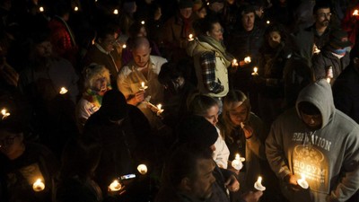 FOTO: Lilin-Bunga Simbol Duka Korban Penembakan di Kelab Gay AS