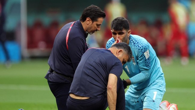 Kiper Iran Alireza Beiranvand harus ditandu keluar lapangan saat melawan Inggris pada laga pertama Grup B Piala Dunia 2022 di Stadion Khalifa, Senin (21/11).