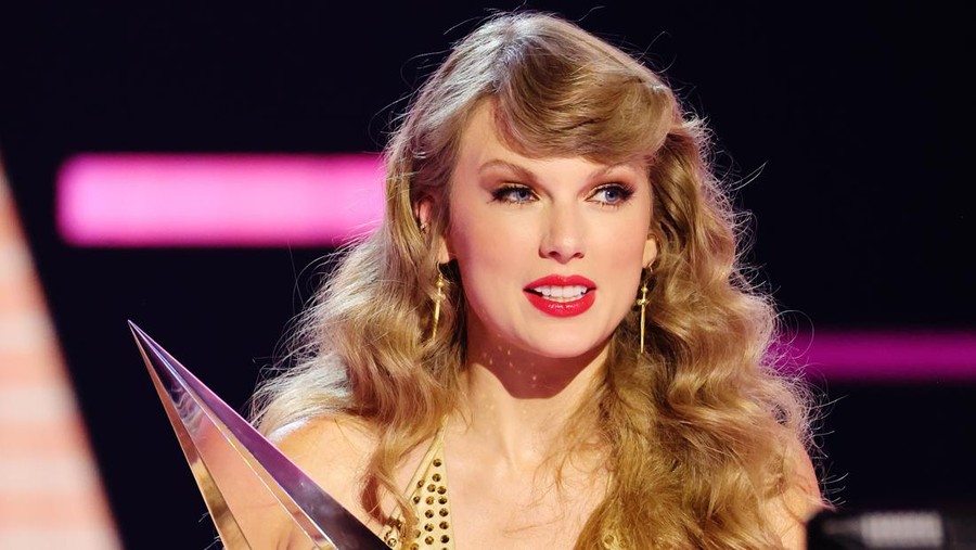 LOS ANGELES, CALIFORNIA - NOVEMBER 20: Taylor Swift accepts the Favorite Pop Album award for 'Red (Taylor’s Version)' onstage during the 2022 American Music Awards at Microsoft Theater on November 20, 2022 in Los Angeles, California. (Photo by Matt Winkelmeyer/Getty Images for dcp)