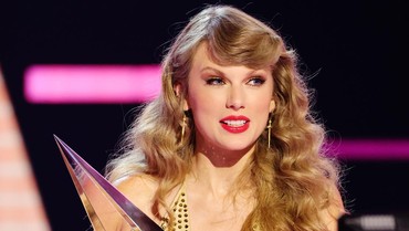 img-title Peran Taylor Swift di Balik Pertunangan Millie Bobby Brown & Anak Bon Jovi