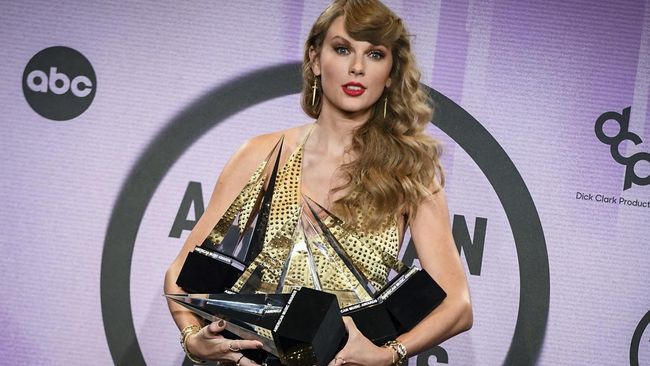 Dalam daftar lengkap pemenang AMA 2022, Taylor Swift masih menjadi musisi dengan kemenangan piala AMA terbanyak dalam sejarah.