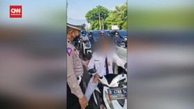 VIDEO: Tak Terima Direkam, Siswa SMP Ngamuk dan Umpat Polisi Sidoarjo