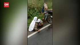 VIDEO: 6 Pelajar Tendang Nenek Hingga jatuh di Tapsel