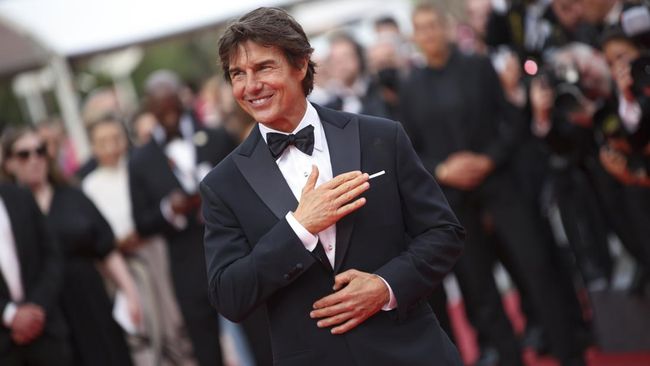 Tom Cruise membuat kejutan di Konser Penobatan Raja Charles III yang berlangsung di kawasan Windsor Castle, Minggu (7/5).