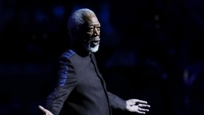 Morgan Freeman membuka Piala Dunia 2022 Qatar dengan menyampaikan pidato dengan ditemani Ghanim Al Muftah.