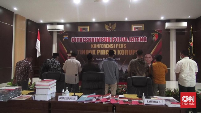 Sebanyak 8 Kepala Desa di Demak, Jawa Tengah, dibekuk polisi usai jadi tersangka kasus dugaan praktek suap jual beli jabatan.